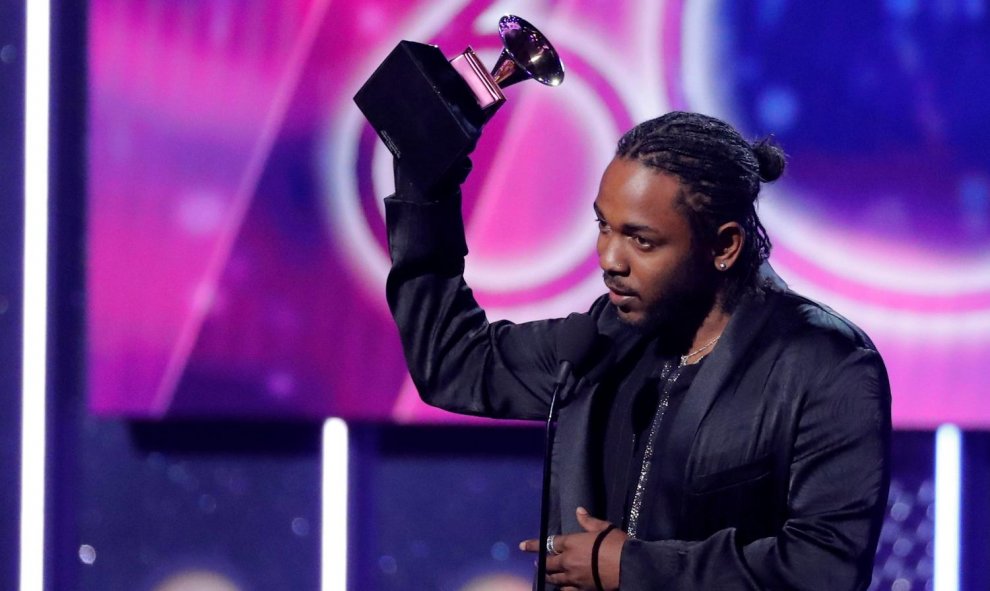 Kendrick Lamar recoge el premio al mejor álbum de rap, 'Damn'.- REUTERS