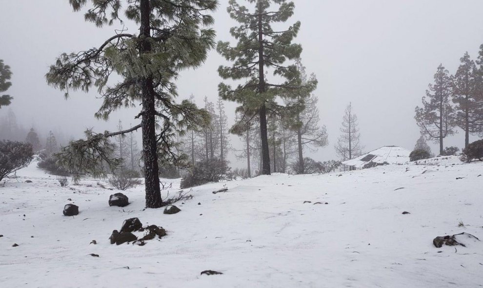 Canarias está en alerta por un temporal con lluvias, vientos fuertes y nieve. / @CarlBeltrn