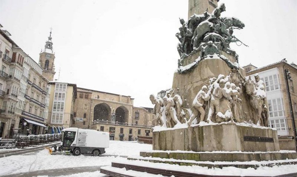 Máquina quitanieves limpiando la plaza de la Virgen Blanca de Vitoria, ciudad sobre la que nieva intensamente desde la madrugada. / EFE