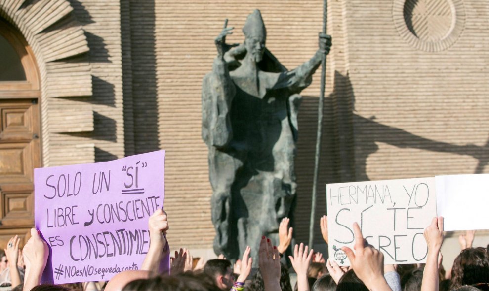 Cientos de personas se han concentrado esta tarde ante la Audiencia Provincial de Zaragoza para mostrar su rechazo e indignación por la sentencia de la Audiencia de Navarra contra cinco jóvenes, conocidos como La Manada. EFE/Javier Cebollada