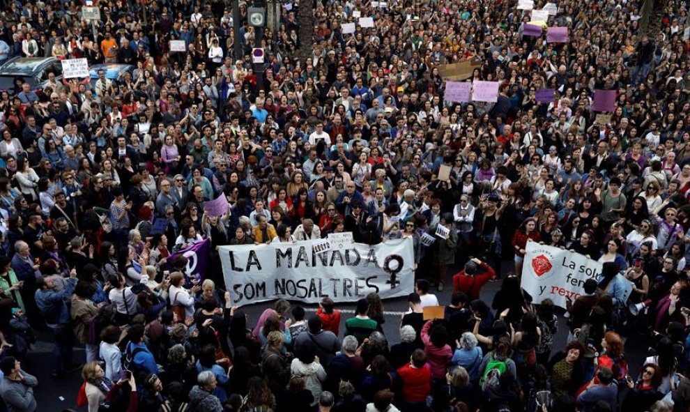 Más de un millar de personas se manifiestan ante el Ayuntamiento de Valencia en protesta por la sentencia contra los cinco jóvenes integrantes de La Manada, que han sido condenados por abuso sexual a una joven de Pamplona, pero no por violación. EFE/Kai F