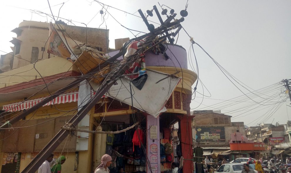 Poste eléctrico derribado por una tormenta en Alwar, en el estado occidental de Rajasthan, India. REUTERS