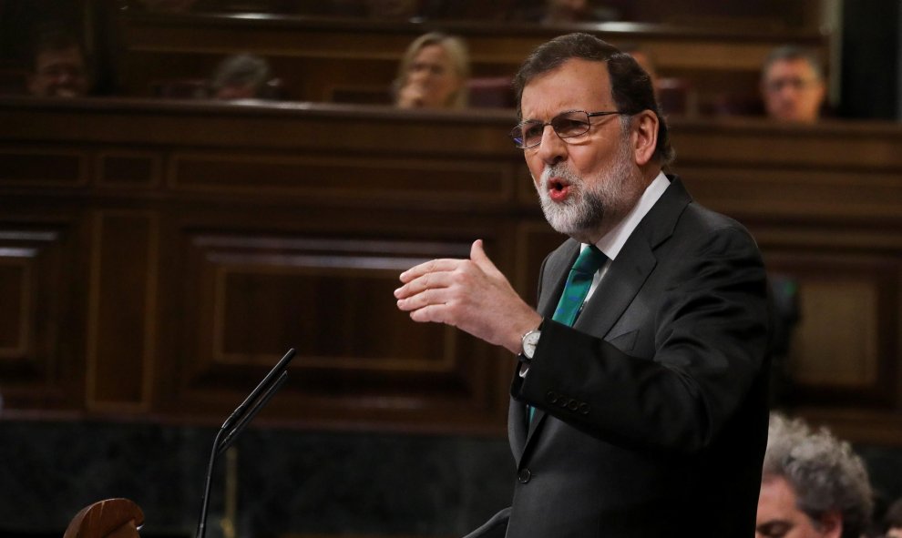 El presidente del Gobierno, Mariano Rajoy, en la tribuna del Congreso de los Diputados, en su respuesta a la intervención del secretario de Organización del PSOE, José Luis Ábalos, en el debate de la moción de censura. REUTERS/Sergio Perez