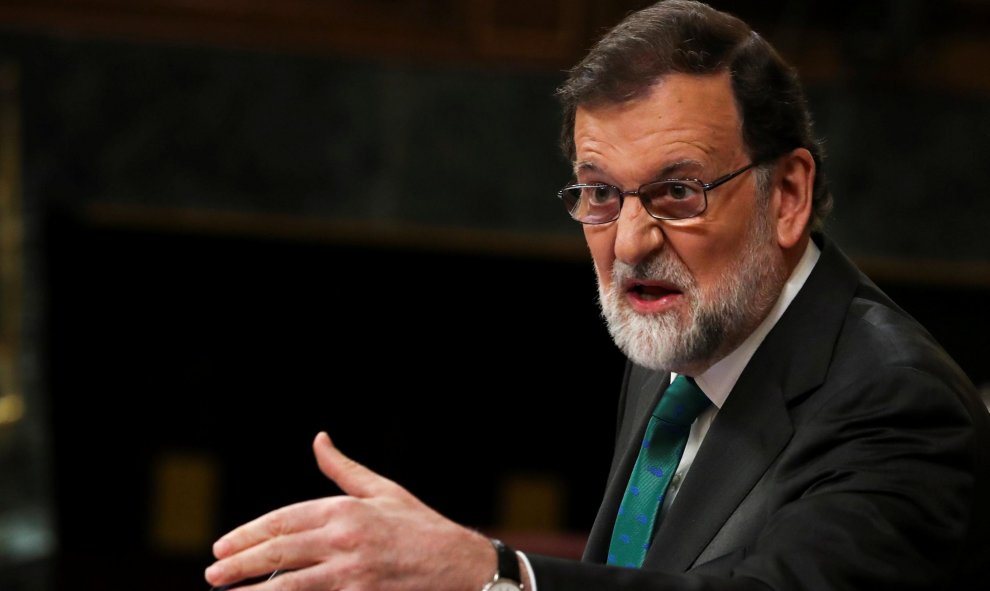 El presidente del Gobierno, Mariano Rajoy, en la tribuna del Congreso de los Diputados, en su respuesta a la intervención del secretario de Organización del PSOE, José Luis Ábalos, en el debate de la moción de censura. REUTERS/Sergio Perez