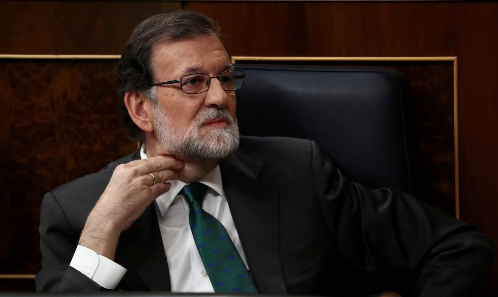 El presidente del Gobierno, Mariano Rajoy, en su escaño, escucha la intervención del secretario de Organización del PSOE, José Luis Ábalos, en el debate de la moción de censura. REUTERS/Sergio Perez