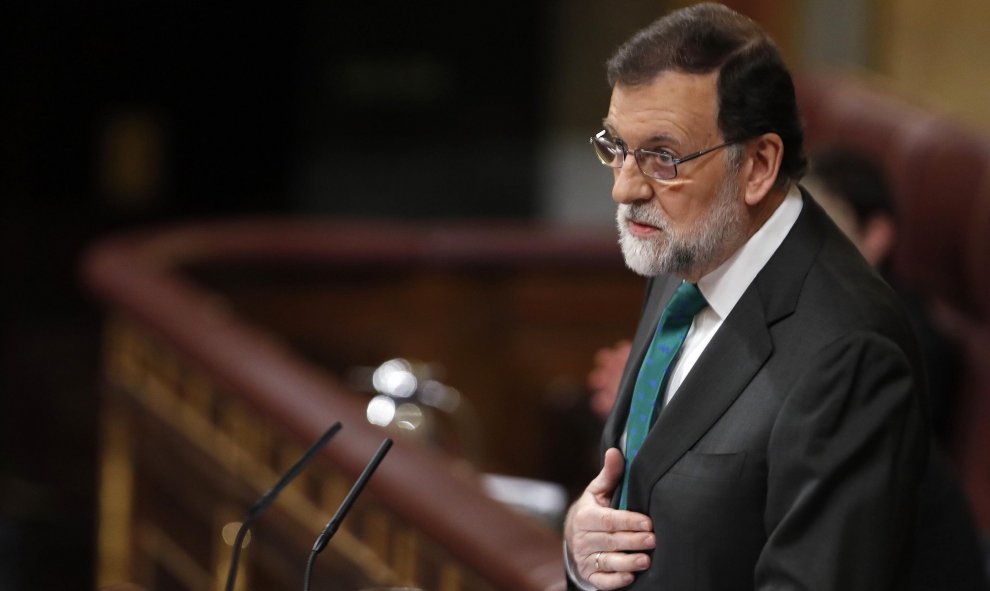 El presidente del Gobierno, Mariano Rajoy, durante su intervención ante el pleno del Congreso, en la primera jornada de la moción de censura presentada por el PSOE contra el Gobierno.EFE/Javier Lizón