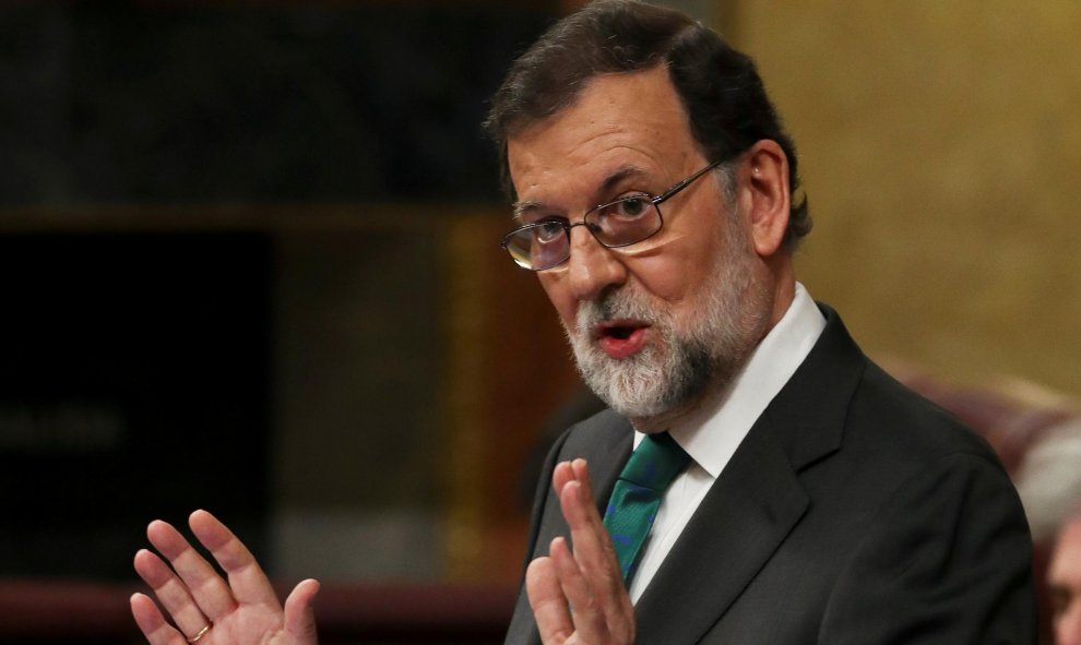 El presidente del Gobierno, Mariano Rajoy, en la tribuna del Congreso de los Diputados, en su respuesta a la intervención del líder del PSOE, Pedro Sánchez, en el debate de la moción de censura. REUTERS/Sergio Perez