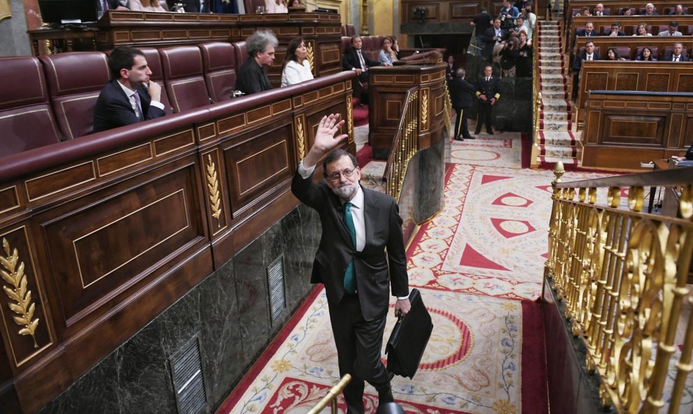 El presidente del Gobierno, Mariano Rajoy, abandona el hemiciclo del Congreso de los Diputados, en el receso de la primera jornada del debate de la moción de censura presentada por el PSOE. DANI GAGO