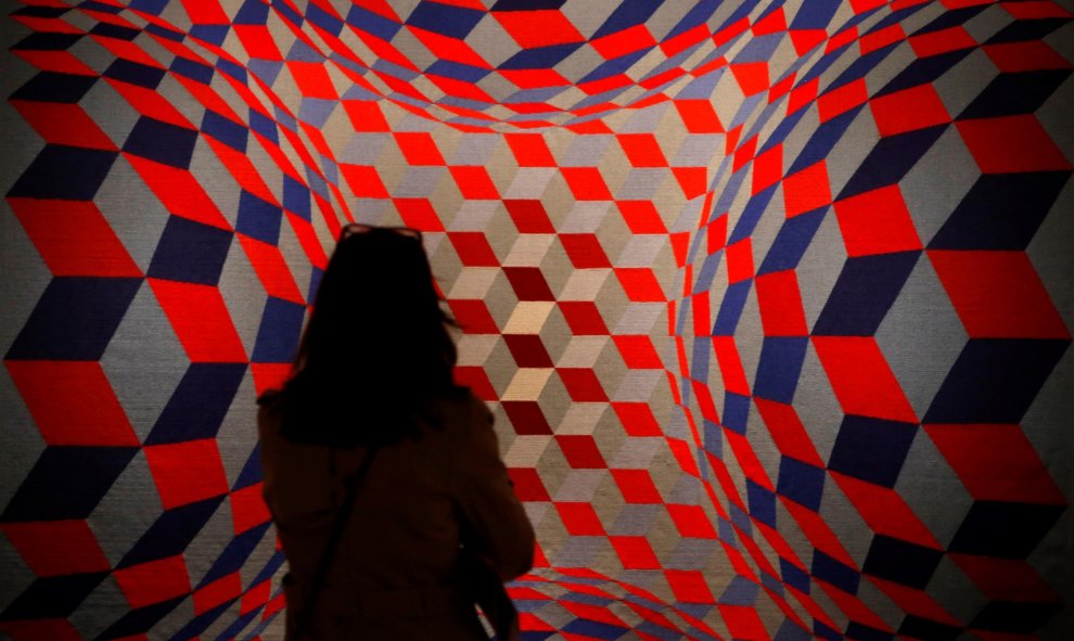 Víctor Vasarely buscaba que el espectador se tuviera que mover o desplazar para captar el efecto óptico deseado y que fuera él o ella el auténtico creador de la obra de arte. EFE
