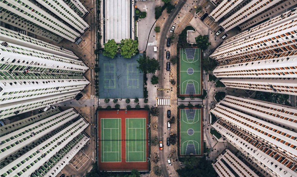 'Solo entre la muchedumbre', Hong Kong (China). Mención de honor (Ciudades) del concurso Travel Photographer of the year 2018. GARY CUMMINS/NATIONAL GEOGRAPHIC