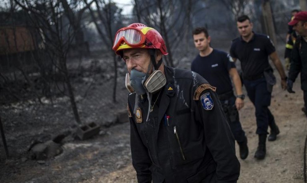 Rescatadores llegan al área de los cádaveres por el fuego en Mati, cerca de Atenas - AFP