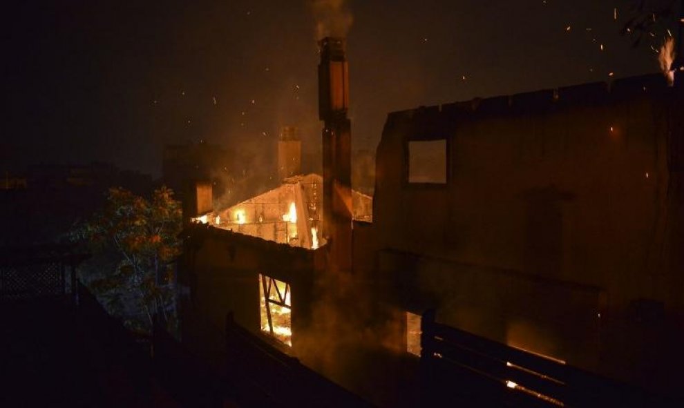 Una casa arde durante el incendio de Mati, cerca de Atenas - AFP