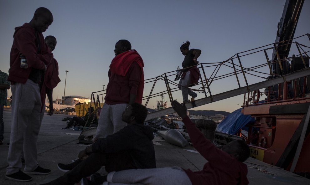 Un grupo de migrantes rescatados durante el fin de semana por Sasemar, en el puerto del Algeciras, donde hay alrededor de 400 personas durmiendo y pasando los dias en barcos o en el suelo. JAIRO VARGAS