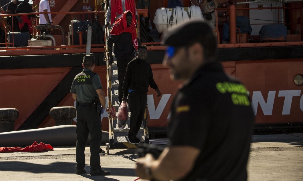 Agentes de la Guardica Civil custodian a los cientos de migrantes que permanecen en el puerto de Algeciras varios días después de ser rescatados. JAIRO VARGAS