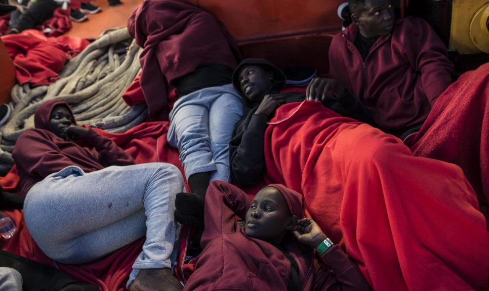 Un grupo de migrantes se prepara para dormir en un barco de Sasemar, en el puerto de Algeciras, ya que no hay espacio en otras estancias. JAIRO VARGAS