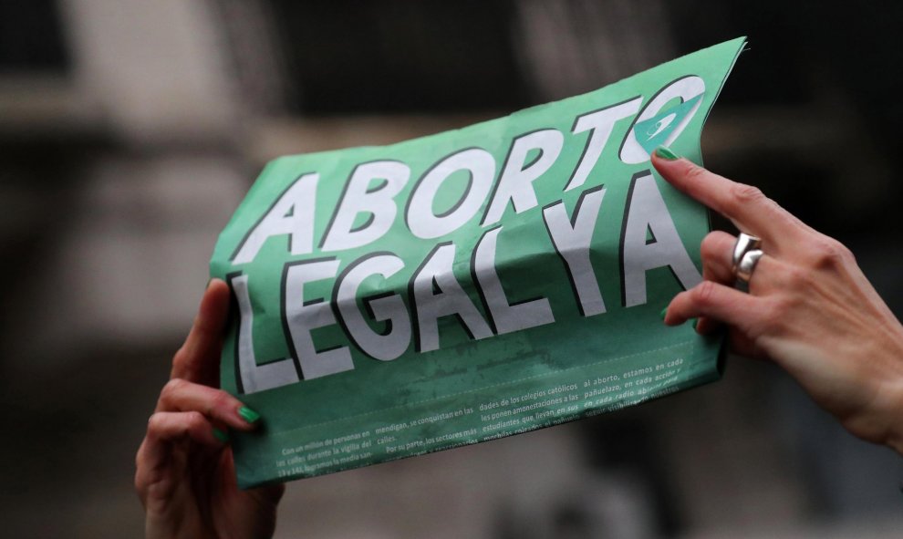 Los tambores y cánticos por el aborto legal acompañan a los pañuelos, pelucas y carteles teñidos de verde./ REUTERS - Marcos Brindicci