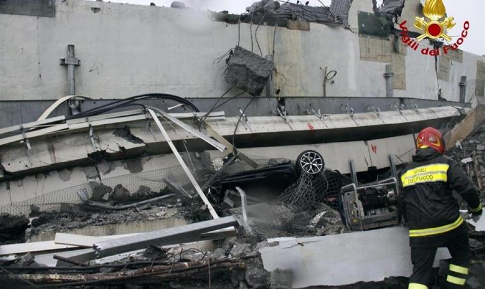 Varios vehículos quedaron debajo de los escombros de este puente de unos 100 metros de altura. / EFE - Departamento de Bomberos Italiano