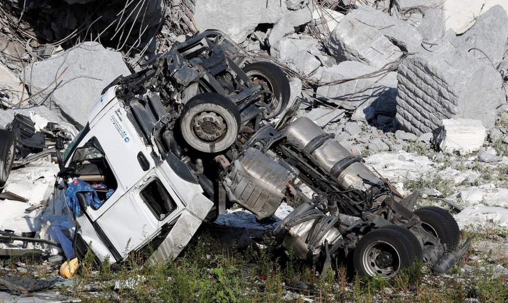 Un camión aplastado por el derrumbe del puente de Morandi. / REUTERS - Stefano Rellandini