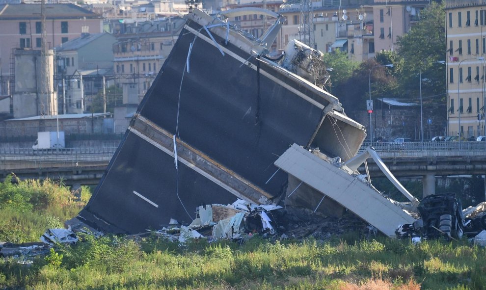 Detalle de la sección derrumbada del puente que el martes se desplomó en Génova (Italia). EFE/ Luca Zennaro