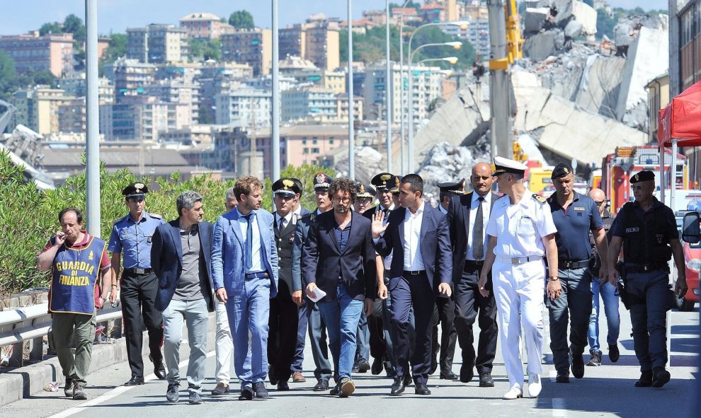 El vice primer ministro italiano, Luigi Di Maio (c-d), y el ministro de Transportes e Infraestructuras, Danilo Toninelli (c-i), visitan el puente que se desplomó el martes en Génova (Italia). EFE/ Alessandro Di Marco