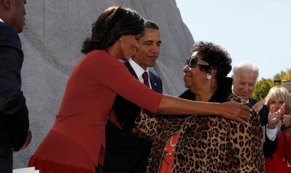Aretha Franklin junto al expresidente estadounidense, Obama y su esposa Michelle. / REUTERS - Larry Downing