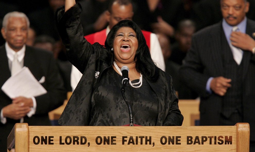 Foto de archivo de la cantante estadounidense Aretha Franklin mientras canta en el funeral de Rosa Parks en la iglesia Greater Grace Temple de Detroit (Estados Unidos) el 3 de noviembre de 2005. EFE/Jeff Kowalsky