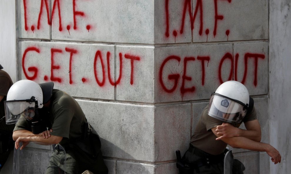 Policías antidisturbios descansan durante las violentas manifestaciones por las medidas de austeridad en Atenas en 2010. / REUTERS - YIORGOS KARAHALIS