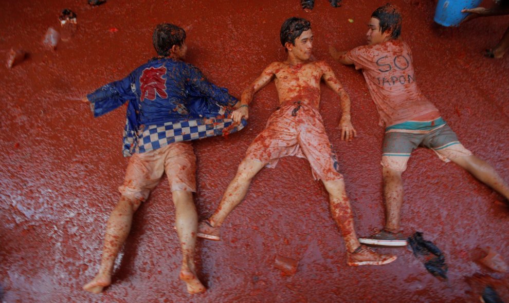 29/08/2018 Varios jóvenes participan en la Tomatina de Bunyol. REUTERS/Heino Kalis