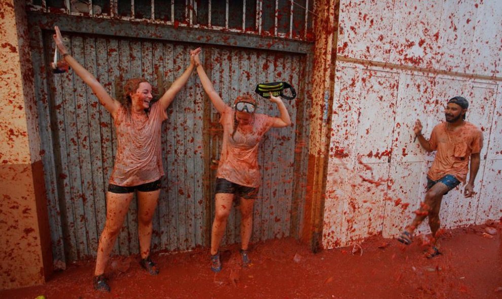 29/08/2018 Varios jóvenes participan en la Tomatina de Bunyol. REUTERS/Heino Kalis