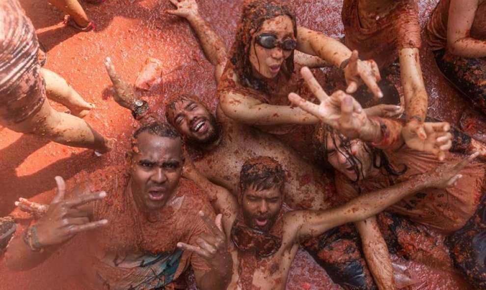 29/08/2018.. Más de 20.000 personas han participado en la tradicional fiesta de "La Tomatina" lanzándose 145.000 kilos de tomates en la localidad valenciana de Buñol donde los participantes se someten a una lluvia de tomates durante el kilómetro que tiene