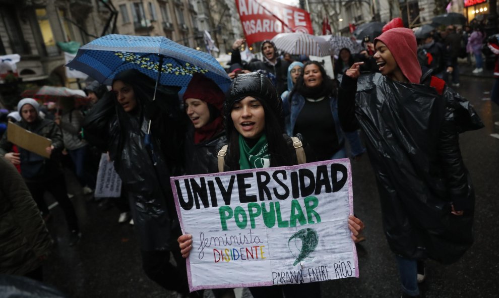 Decenas de miles de personas participan en una marcha en defensa de la universidad pública. EFE/David Fernández