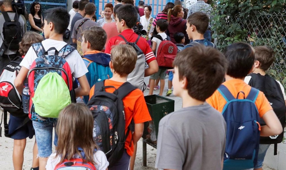 Varios niños a su llegada al Colegio Virgen del Cortijo de Madrid, en el primer día del curso escolar 2018-2019 que ha comenzado hoy en la Comunidad de Madrid y finalizará el 21 de junio de 2019 - EFE/Fernando Alvarado