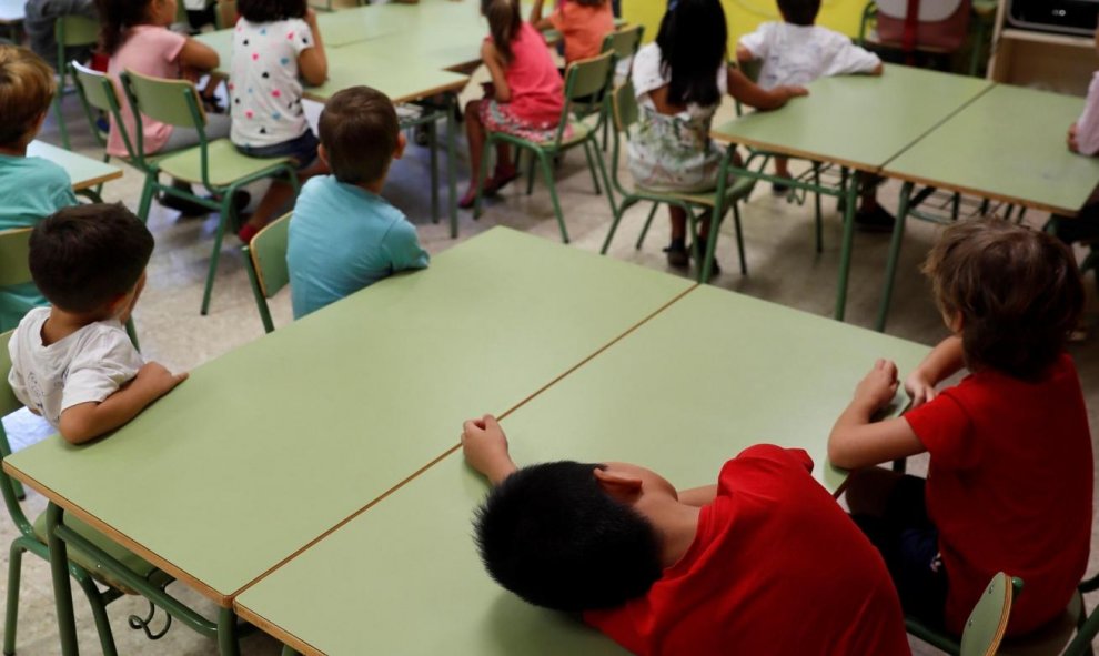 Los alumnos escuchan a la profesora en el primer día de clase del curso 2018-2019 - EFE/Fernando Alvarado