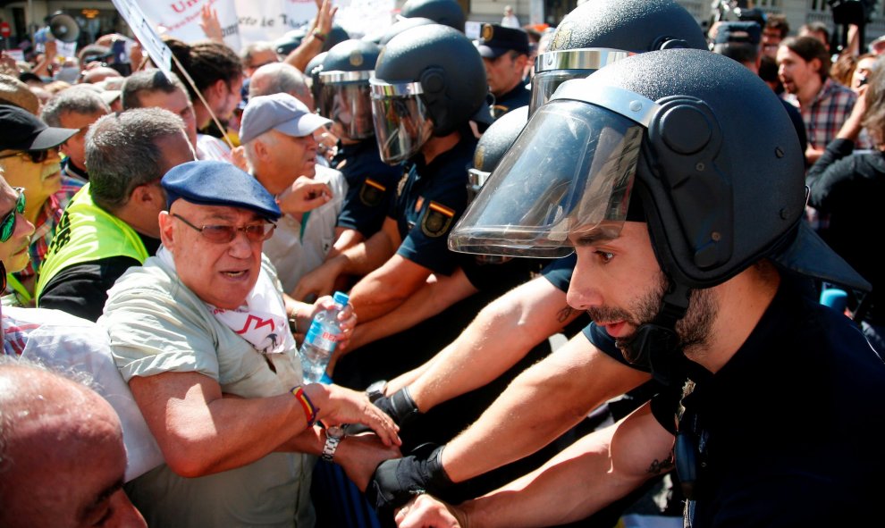 Los pensionistas se encaran a los policías que intentaban impedir su paso hasta el Congreso de los Diputados, en una concentración pidiendo mejoras en sus prestaciones.  REUTERS/Stringer