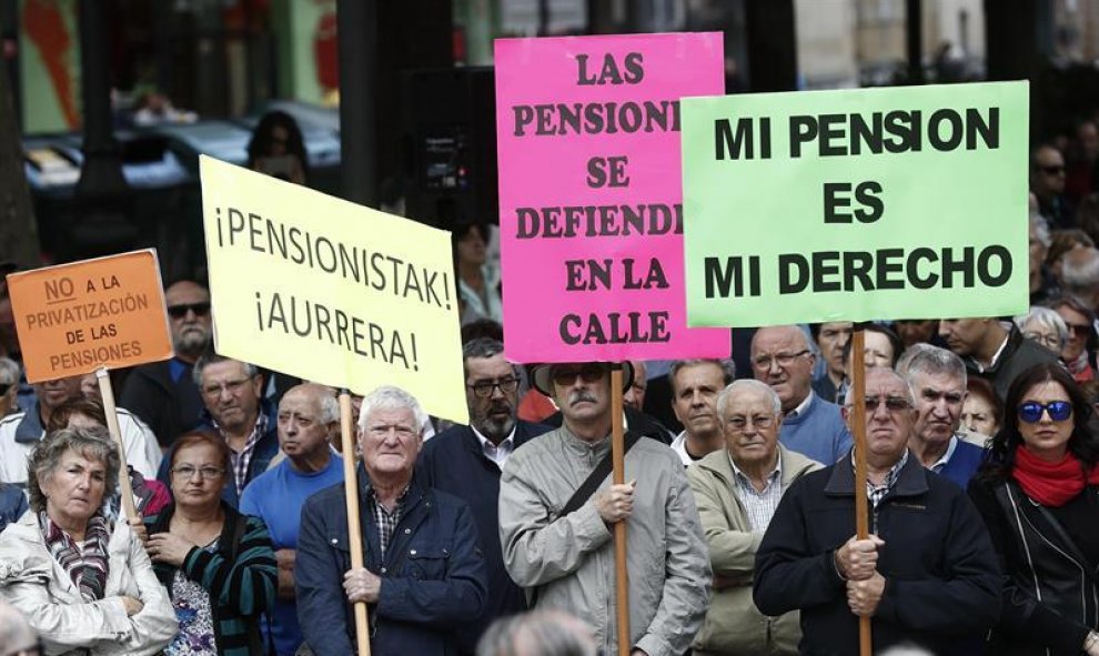 Varios cientos de jubilados y pensionistas han secundado esta mañana en Pamplona dos manifestaciones diferentes en defensa del sistema público de pensiones. - EFE