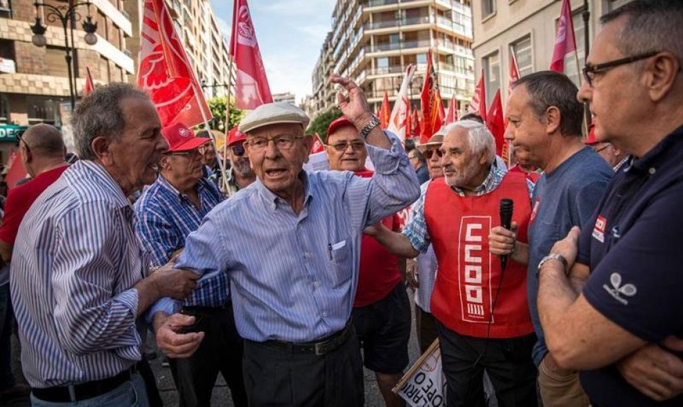 Pensionistas y jubilados en Valencia exigen un pacto de Estado que garantice el futuro de las pensiones. Los sindicatos UGT y CCOO han convocado concentraciones en más de 50 ciudades. / EFE - BIEL ALIÑO