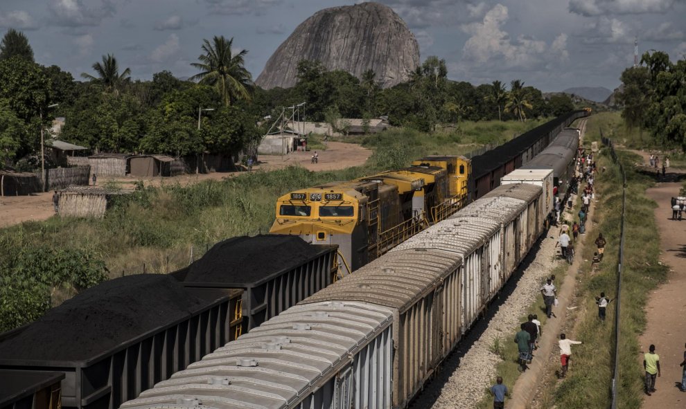 Por la vía rehabilitada por SACYR en Mozanbique pasa un tren de carbón con 120 vagones que ocupan un kilómetro y medio de longitud. PEDRO ARMESTRE