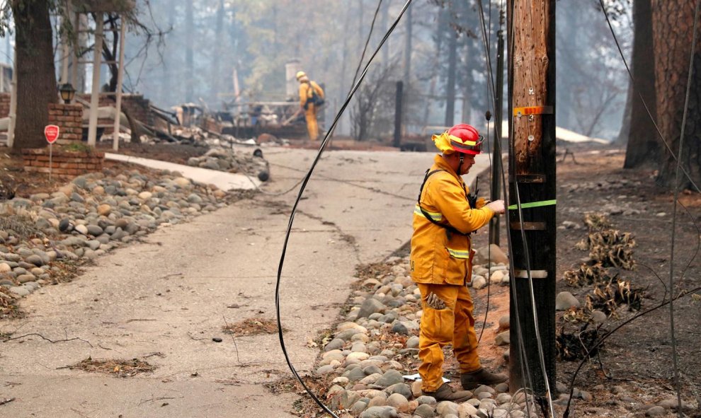 Los bomberos inspeccionan una propiedad destruida por el fuego en Camp Fire, Paradise.- REUTERS