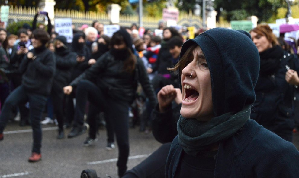 Otros lemas eran:  "Mi cuerpo no se vende. Mi cuerpo no se alquila", " nos tocan a una, nos tocan a todas" o “justicia de mierda las estas culpando a ellas”.