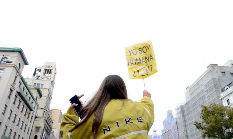 Una joven subida a los hombros de una persona con pancarta en la que se lee "Yo soy humana, ¿y tu?" - Arancha Ríos