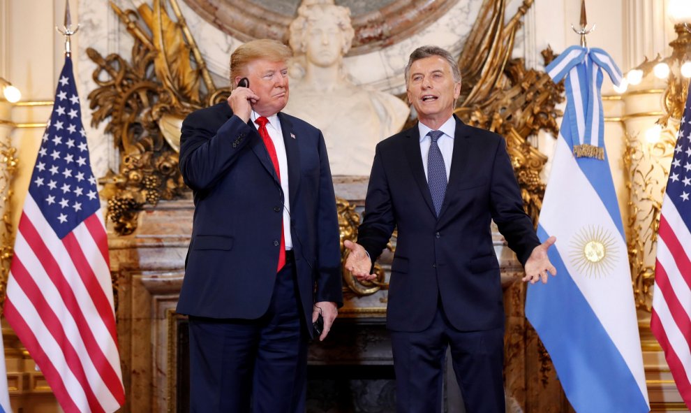 El presidente de EEUU, Donald Trump, muestra su desagrado con la traducción simultánea durante su comparecencia con el anfitrión de la cumbre del G-20 en Buenos Aires, el presidente argentino, Mauricio Macri. REUTERS/Kevin Lamarque