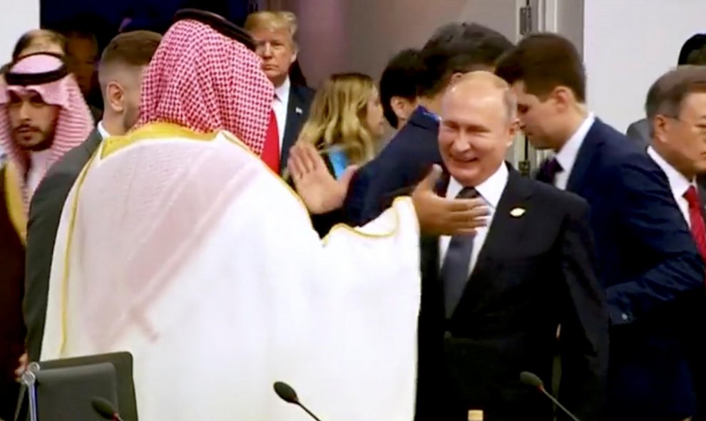 Bin Salman y el presidente de Rusia, Vladimir Putin, se saludaron entre risas. / REUTERS