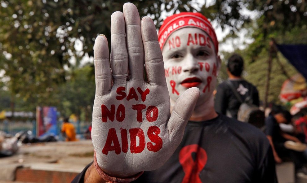 Campaña por la concienciación sobre el Sida en la víspera del Día Mundial del SIDA en Calcuta.- REUTERS