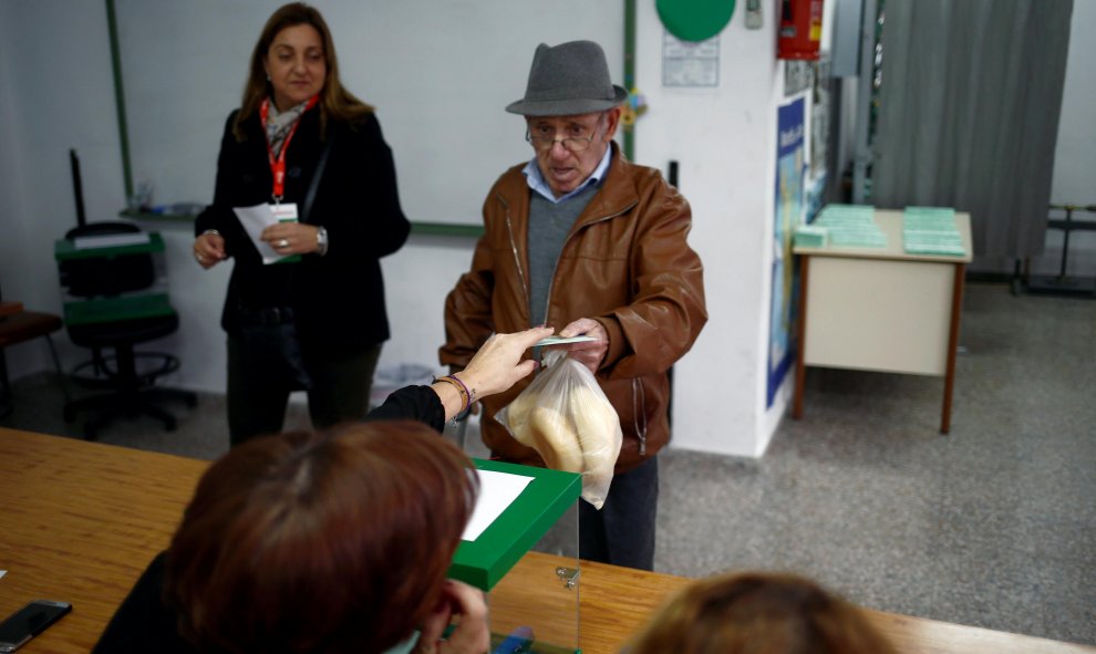 2/12/2018. Un hombre emite su voto en las elecciones regionales andaluzas en un colegio electoral en Ardales (Málaga). REUTERS/Jon Nazca