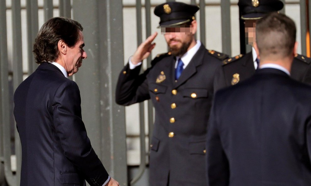 El expresidente del Gobierno José María Aznar, a su llegada al Congreso para el acto solemne conmemorativo del 40 aniversario de la Constitución. EFE/ Juanjo Martín