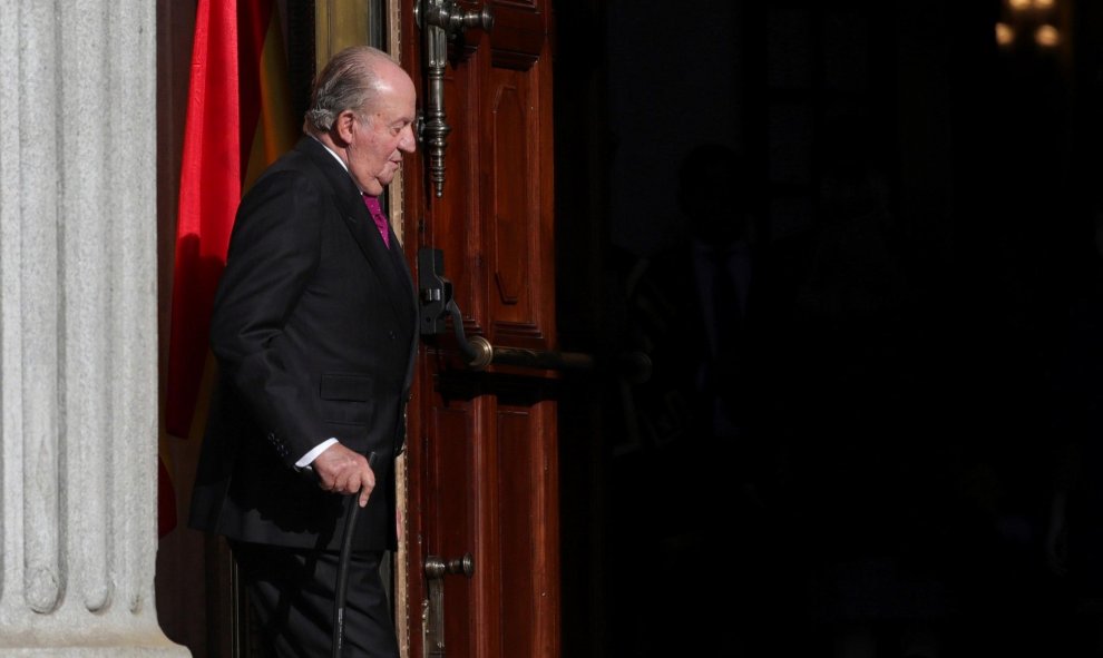 El rey emérito Juan Carlos I, entra en el Congreso de los Diputados, en el que se celebra la solemne conmemoración del 40 aniversario de la Constitución. EFE/JuanJo Martín