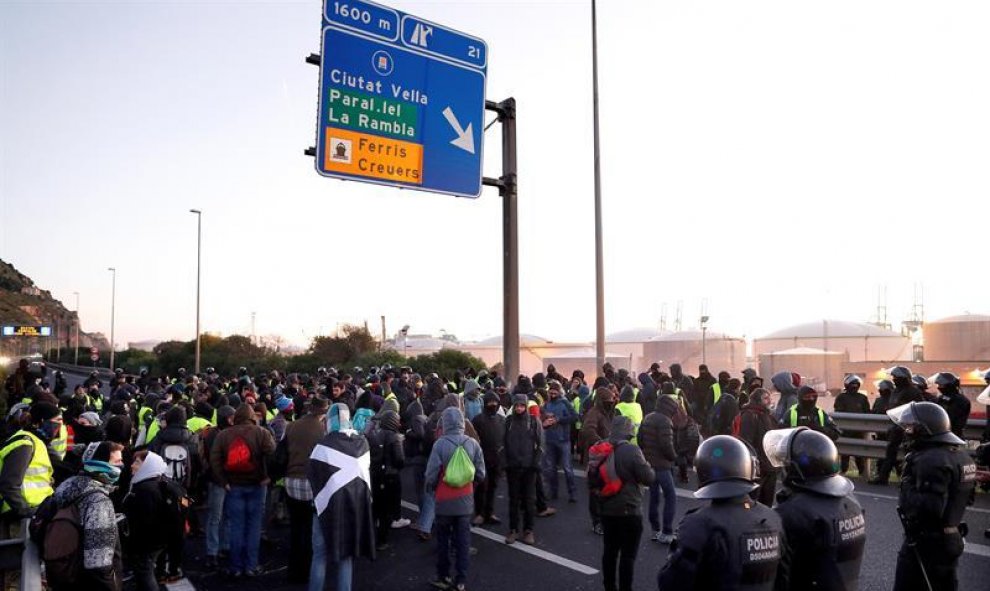 Uno de los cortes en una carretera provocado por grupos independentistas ante la celebración del Consejo de Ministros en Barcelona. /EFE