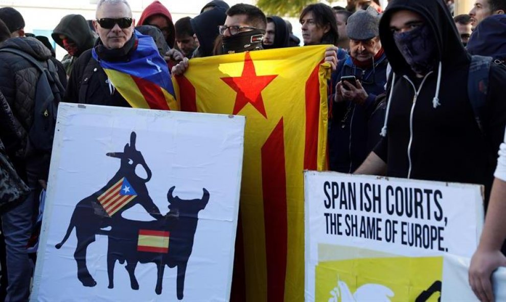 Simpatizantes independentistas protestan en las inmediaciones de la Llotja de Mar de Barcelona/EFE
