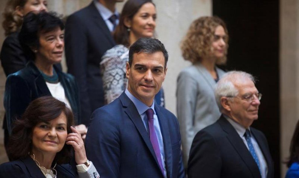 El presidente del Gobierno, Pedro Sánchez, y la vicepresidenta, Carmen Calvo, junto a varios ministros, posan en la foto de familia momentos antes de la reunión del Consejo de Ministros/EFE