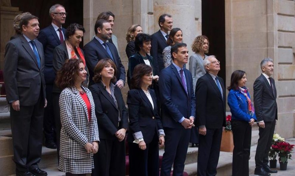 Foto de familia momentos antes de la reunión del Consejo de Ministros del 21-D en la Llotja de Mar de Barcelona/EFE